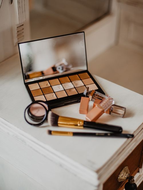 Still Life von Make-up, Pinsel und Lippenstift