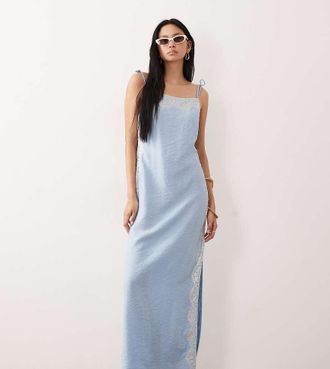 Asos Tall ASOS DESIGN Tall - Vestito lungo con spalline sottili e scollo squadrato in raso stropicciato blu cielo con dettagli in pizzo-Nessun colore