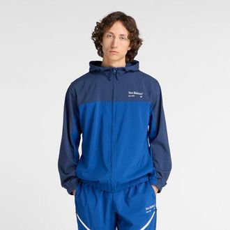 New Balance Hombre Reimagined Woven Graphic Jacket en Azul, Polywoven, Talla XL