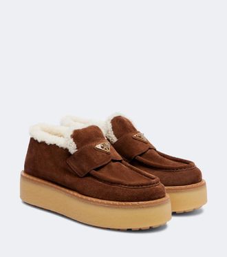 Prada Mocasines de ante con borrego