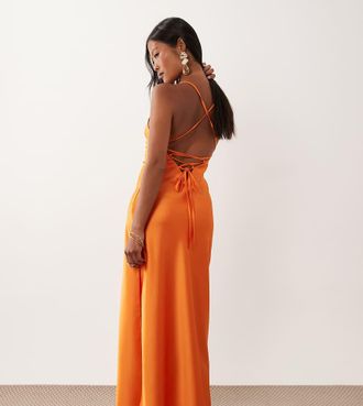 Miss Selfridge Vestito sottoveste lungo in raso arancione con dettagli sul retro