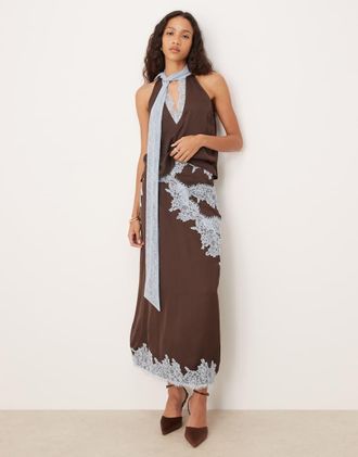 Never Fully Dressed Gonna lunga in raso color cioccolato con finiture in pizzo in coordinato-Marrone