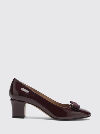 Ferragamo D&eacute;collet&eacute; in pelle verniciata con fiocco e tacco medio
