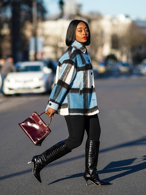 Streetstyle mit einer schwarzen Leggings und einer blauen Shacket.