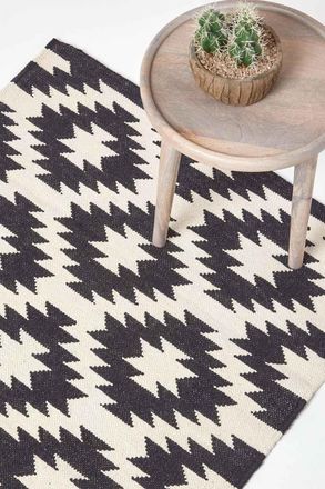 Homescapes Zurich Handwoven Cotton Geometric Pattern Kilim Rug in Black | Size: 160 cm x 230 cm