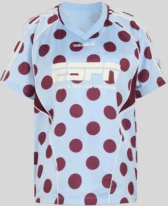 adidas Originals Relaxed Fit T-Shirt Trikot mit Allover-Muster in Hellblau, Gr&ouml;&szlig;e XL