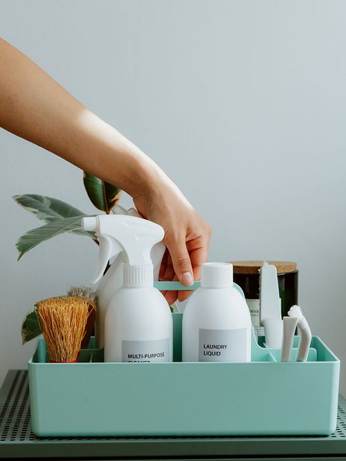 Waschutensilien schön sortiert in einem türkisenen Behälter.