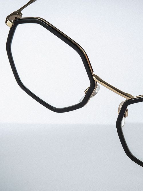 Eine Brillenfassung mit eckiger Form in schwarz.