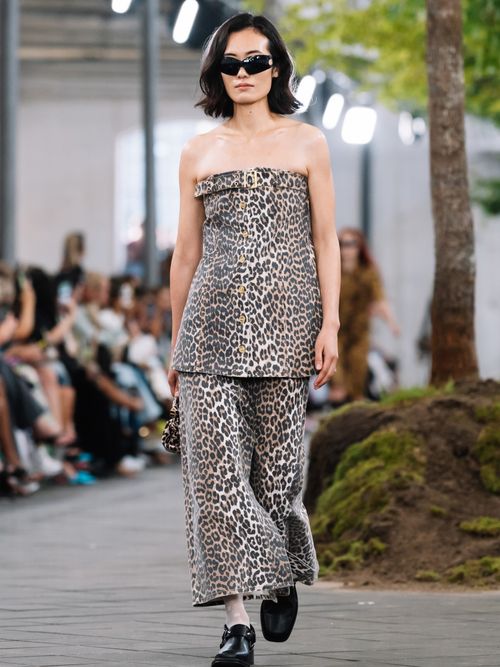 Runway Look von der Ganni Fashion Show, wo ein Model ein Leopardenprint-Ensemble trägt.