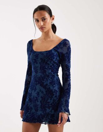 Motel Bindara - Vestito corto a maniche lunghe blu cobalto con foglie floccate-Blu navy