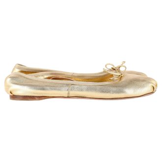 Miu Miu Miu Miu Metallic Logo Ballerina Flats in goudkleurig leer