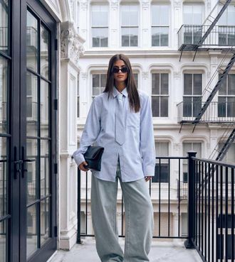 Lioness esclusiva camicia oversize in misto cotone a righe blu con spalline imbottite e laccetto