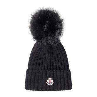 Moncler Zwarte geribbelde wollen muts met bont pom-pom - Dames - Hoeden - Zwart - L - Wol - Accessoires