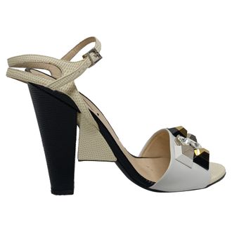 Fendi Fendi Kristallendecoratieve Enkelband Sandalen Hakken in Witte Lederen