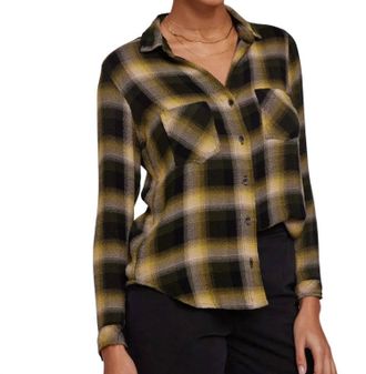 Bella Dahl Two Pocket Button Down Shirt In Green And Black Plaid