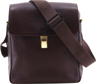 Louis Vuitton Yaranga Messenger Taiga Leather Burgundy Leather Handbag (Pre-Owned)