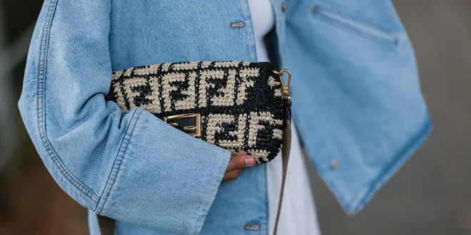 Close up eines Styles mit T-Shirt, Jeanshemd und Baguette Bag.