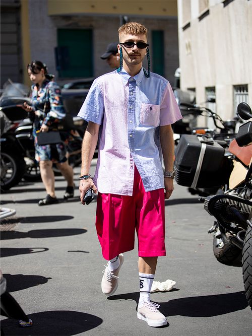 Fashionpeople tragen Sneakers im Moment mit Tennissocken