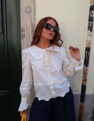 Labelrail x Rebecca Olivia - Blusa color crema con bordi ondulati in pizzo-Bianco