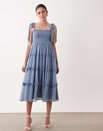 Lace & Beads Vestito midi blu arricciato in plumetis con fiocco sulle spalle e volant