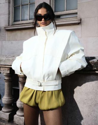 Asos giacca sportiva anni 80 con collo a imbuto e fondo con cintura color crema-Bianco