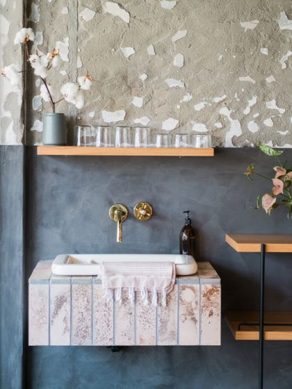 In cerca di idee per organizzare un bagno piccolo? Prova gli scaffali a muro!