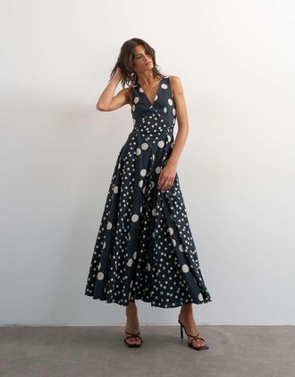 Topshop Vestito lungo blu navy a pois con scollo a V profondo-Nero