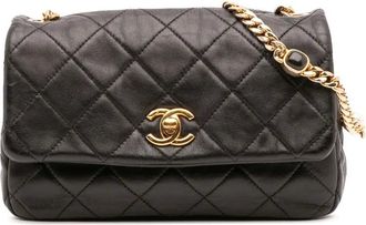 Chanel Borsa a tracolla piccola in pelle di agnello trapuntata con battente e catena con dettagli in resina e perle 2021-2025 - Nero