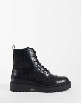 Asos stivali stringati con punta rinforzata e suola carrarmato in nero goffrato