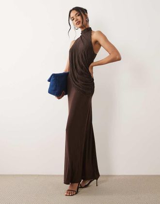 Asos Vestito lungo pliss&eacute; allacciato al collo con drappeggio a contrasto color rum raisin-Marrone