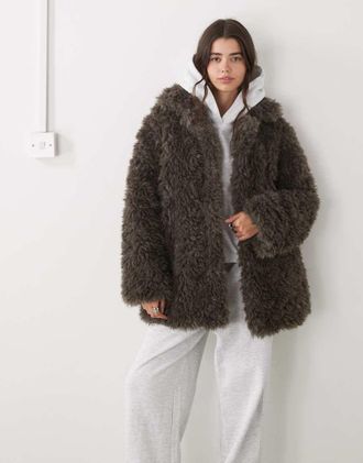 Weekday Cappotto oversize in pelliccia sintetica color talpa scuro-Marrone