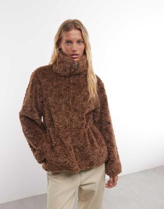 Monki giacca in pile effetto pelliccia con vita stretta marrone chiaro