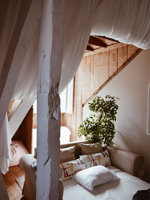 Room divider ideas for small spaces, oom divider ideas, room dividers for studio apartments, stylish room dividers, plant wall room dividers, bookshelf room dividers, curtain room dividers