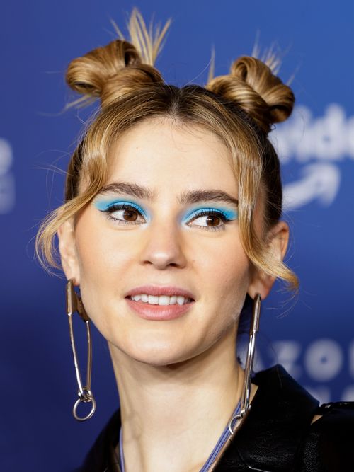 Stephanie Giesinger mit blauem Lidschatten und zwei Dutts am Kopf.