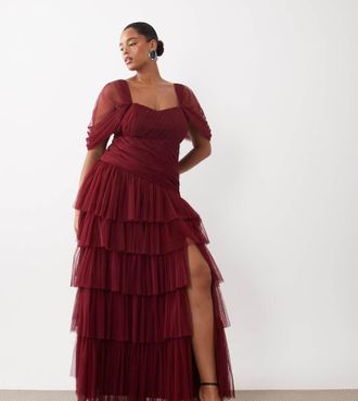 Lace & Beads Plus Vestito lungo in tulle rosa scuro con spalle scese, volant e dettaglio asimmetrico