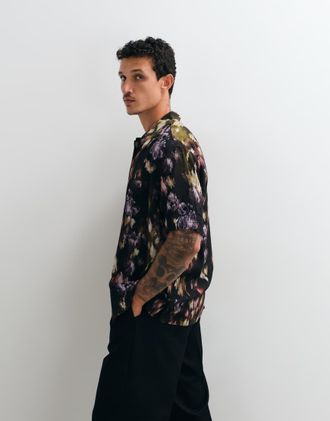 AllSaints Wildflower - Camicia a maniche corte con stampa floreale distorta multicolore