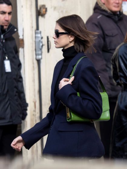 Tutte vogliamo una borsa verde come quella di Kaia Gerber