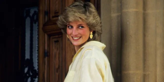 Diana, Princess of Wales, trägt ein luftiges Sommeroutfit im Urlaub in Spanien 1987