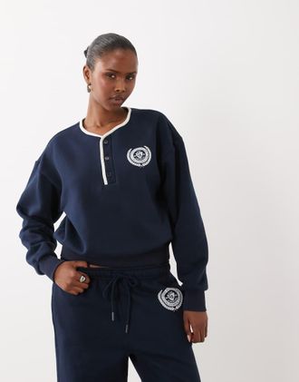 Good American Top serafino a maniche lunghe in pile spazzolato blu navy in coordinato