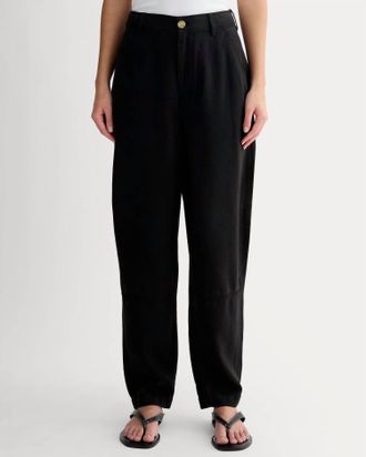 Everlane Tencel Relaxed Tapered Chino Pants In Black