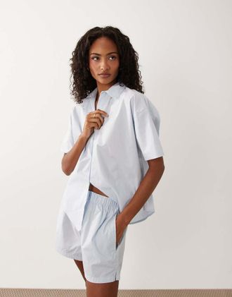 Calvin Klein Completo con camicia e pantaloncini blu pallido