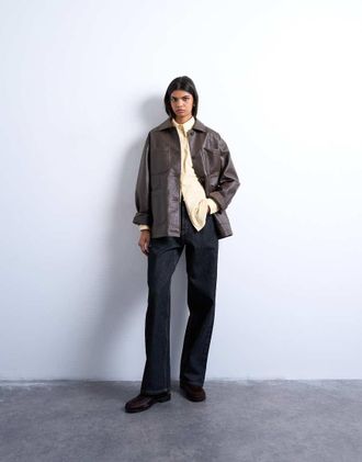 Topshop Camicia giacca casual in pelle sintetica color cioccolato con rever in rilievo-Marrone