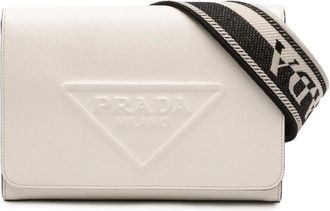 Prada Borsa a tracolla in pelle Saffiano goffrata con battente e logo 2013-2025 - Bianco