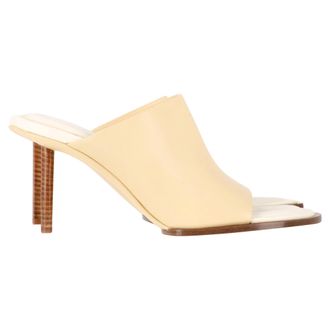 Jacquemus Jacquemus Les Mules Rond Carr&eacute; Sandalen in Cr&egrave;mekleurig Kalfsleer