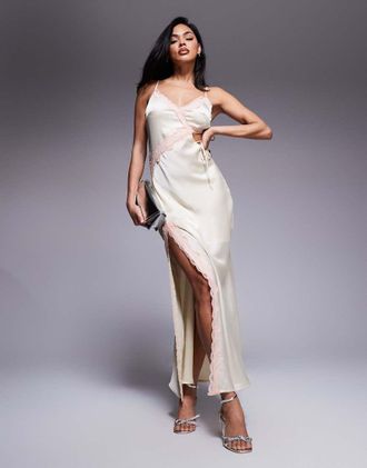 Love Triangle Vestito lungo in raso albicocca con cut-out e finiture in pizzo-Neutro