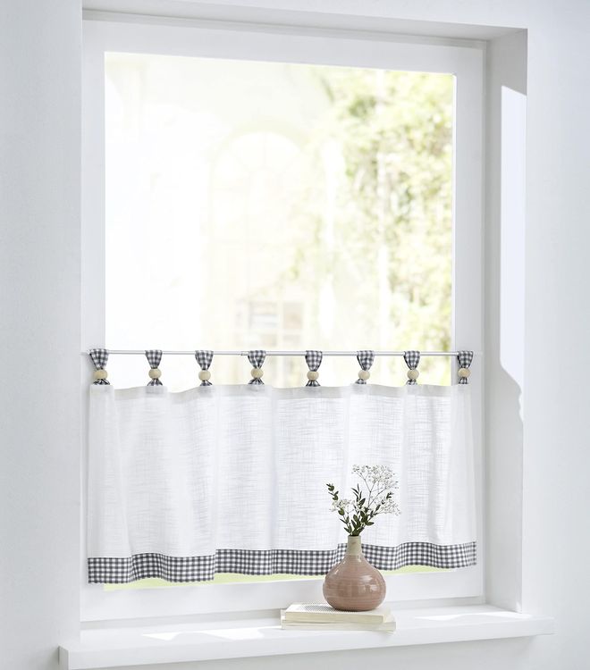Kutti Heimtextilien Cottage Scheibengardine Bistrogardine weiß grau kariert mit Schlaufen und Holzkugeln,Reine Baumwolle, Landhaus-Gardine Küche, Breite 120 cm x Höhe 35 ab 25,95 €