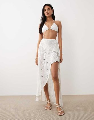Miss Selfridge Gonna lunga da spiaggia color crema con allacciatura laterale e patchwork in pizzo-Bianco