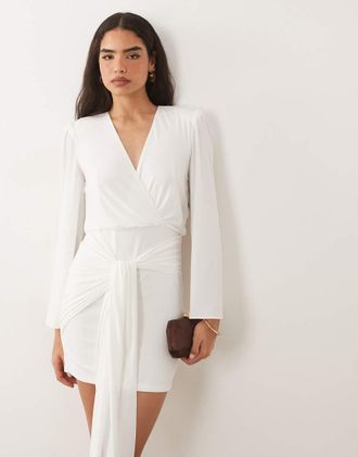 Tfnc Vestito corto sinuoso bianco con scollo a V e spalline imbottite drappeggiate