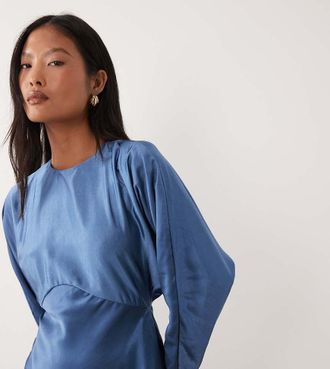 Asos Petite ASOS DESIGN Petite - Vestito lungo in raso blu navy con maniche ad ali di pipistrello