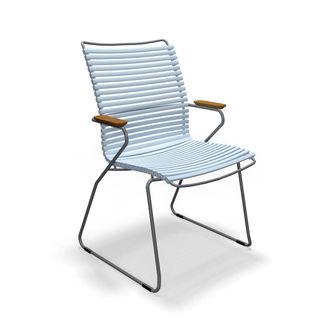 Houe CLICK Outdoor Dining Armlehnstuhl mit hoher Lehne, dusty light blue